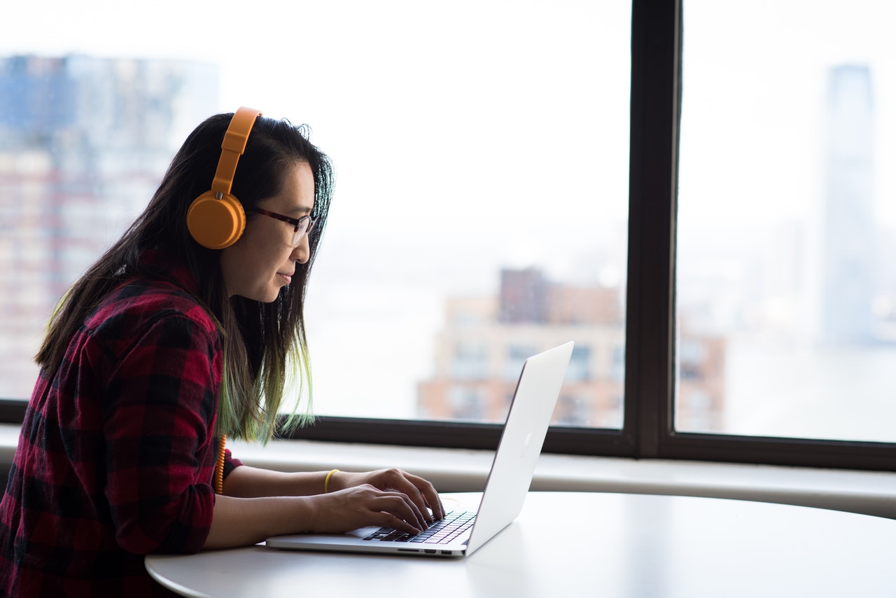 photography-of-woman-using-laptop-1181681